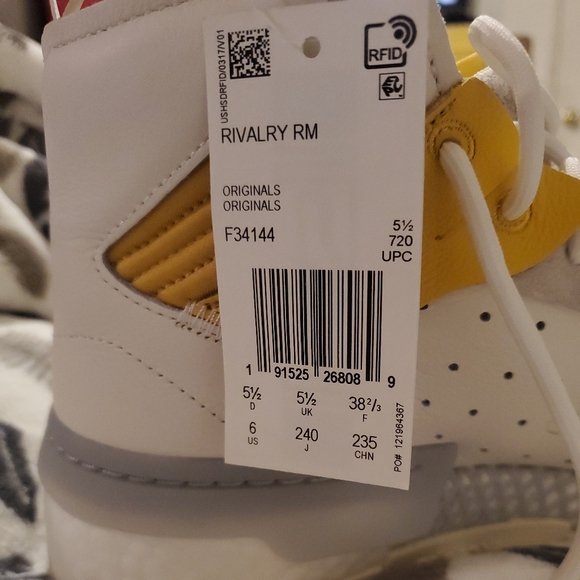 ADIDAS Rivalry Rm Triple White Basketball Men’s Size 6 - Picture 12 of 12